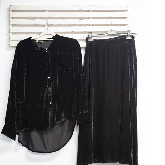 Black soft velvet touch skirt with pockets 2 per pack                        CGG041B