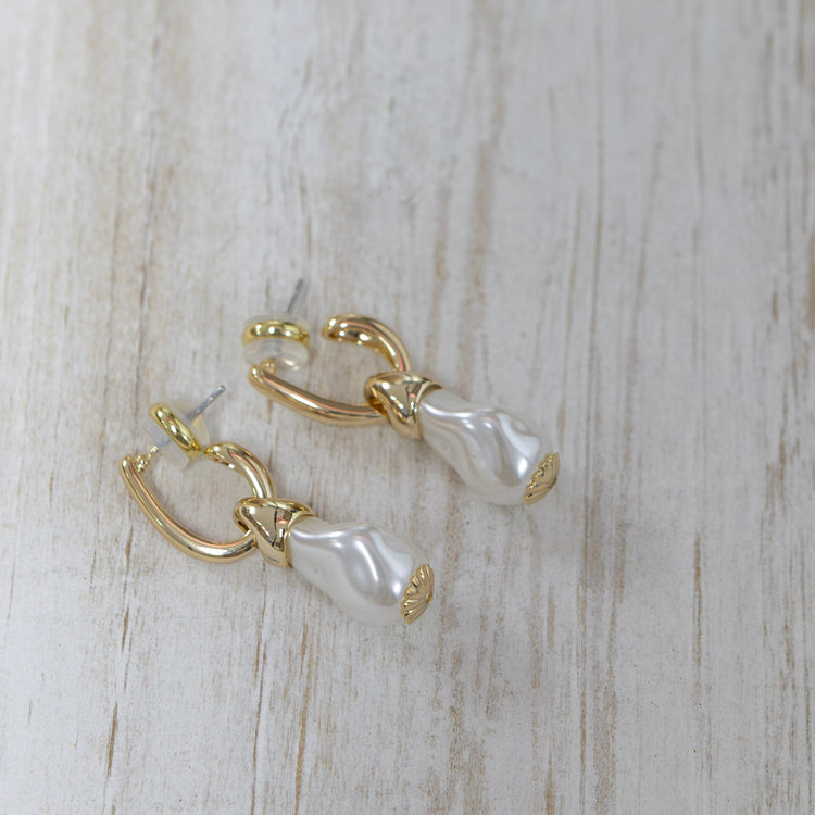 Gold plated earrings with hanging pearl 2 per pack G3459201