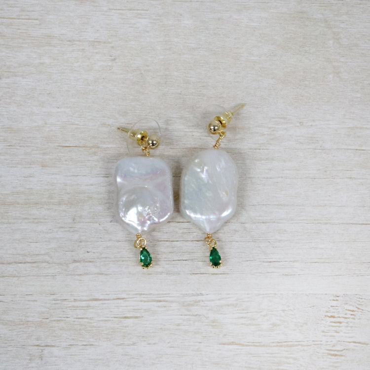 Pearl with emerald crystal earrings 2 per pack KER05206