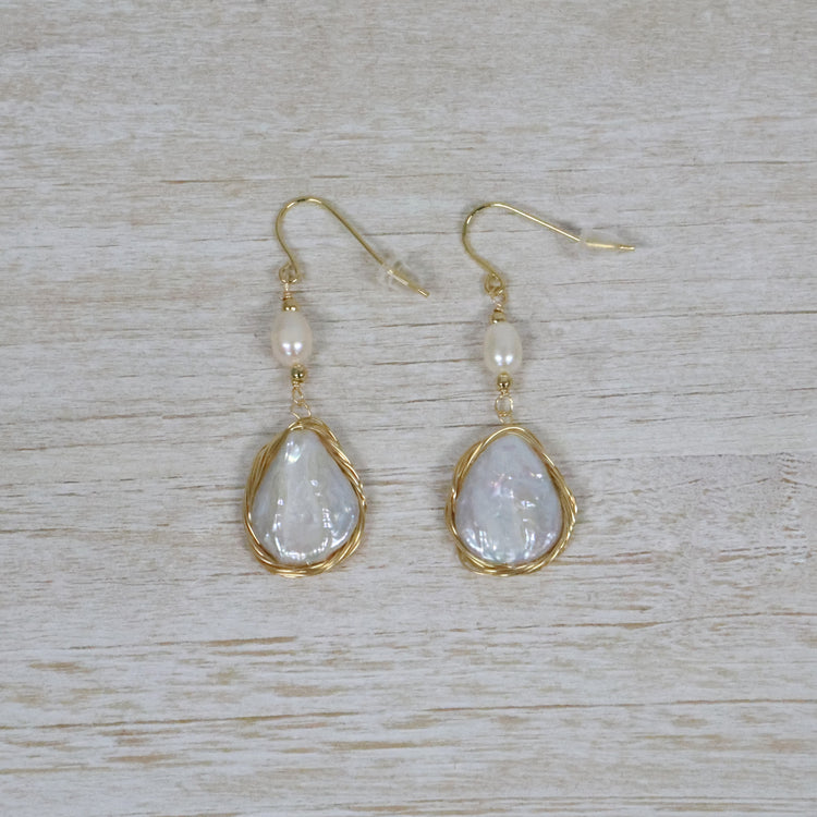 Mother of pearl earrings with gold details 2 per pack KFA94706