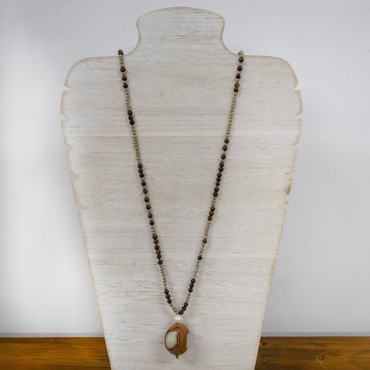 Coffee and wood stone necklace with wood and pearl pendant 2 per pack KFA98178