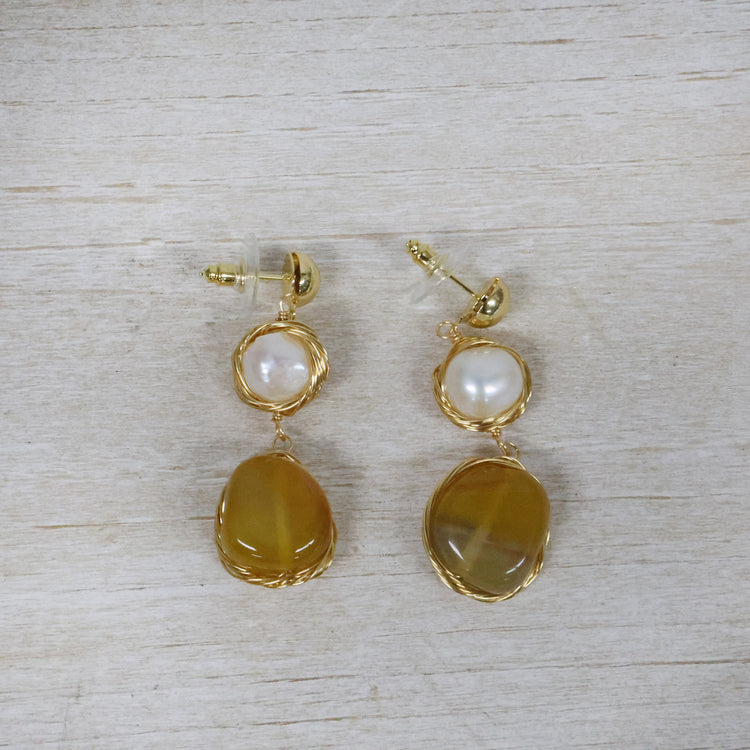 Gold pearl and tiger eye earrings 2 per pack KFA98214