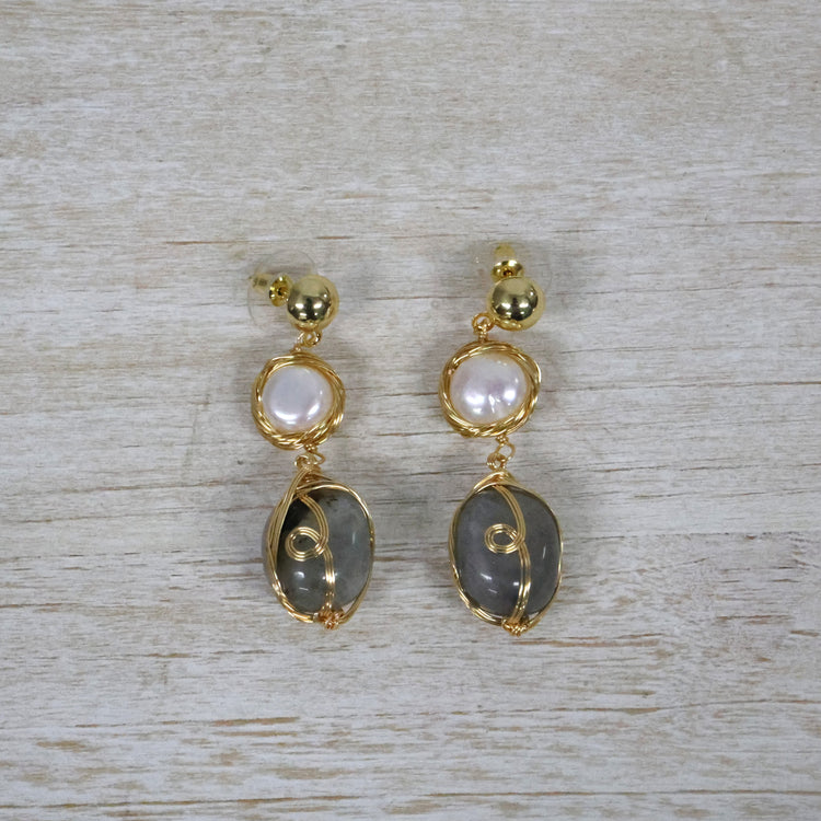 Natural stone with pearl and gold detail earrings 2 per pack KFA98434