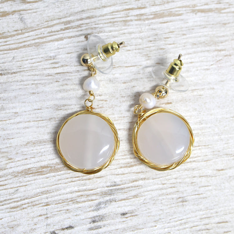 Mother of pearl with pink tone earrings with gold details 2 per pack TFA60662