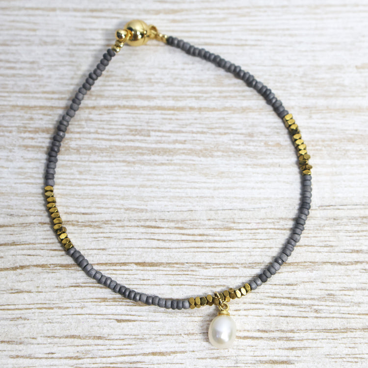 Rhodium plated bracelet with magnetic clasp and natural crystals with hanging pearl 2 per pack TFA61848