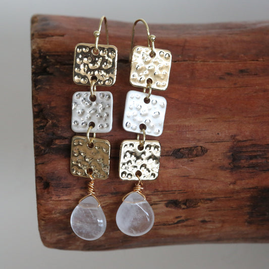 Square hammered earring with clear quartz 2 per pack