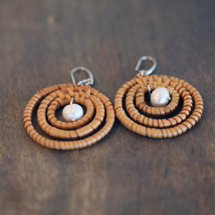Natural rope earrings with hanging pearl 2 per pack