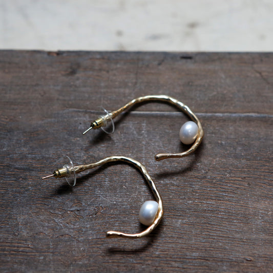 Gold hoop earrings with pearls 2 per pack                  FER184