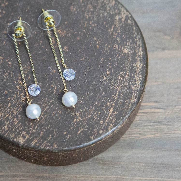 Gold hanging earrings with pearl and crystal charms 2 per pack FX900848