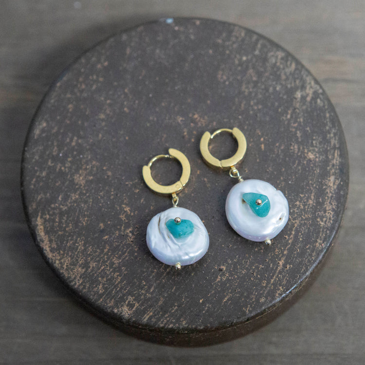 Gold earrings with pearl and mint crystal 2 per pack FX901325