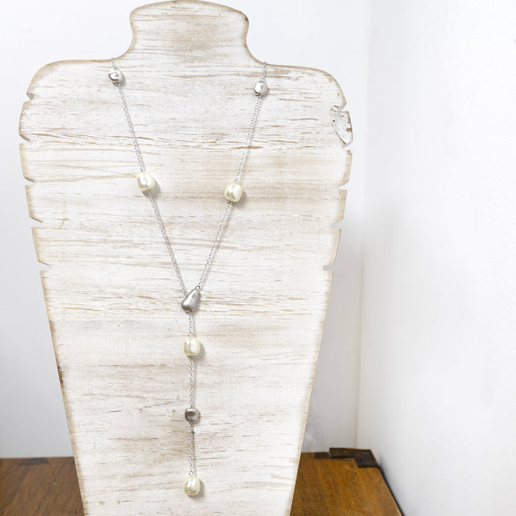 Rhodium plated necklace with pearls and silver plated charms 2 per pack G1384405