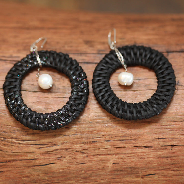 Black rope earrings with hanging pearl 2 per pack
