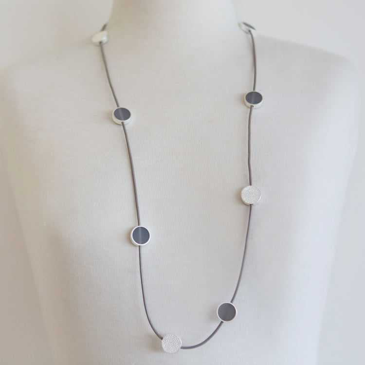Taupe leather necklace with charms in grey resin and matt silver 2 per pack